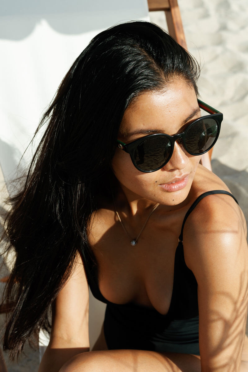 Jeune femme sur la plage